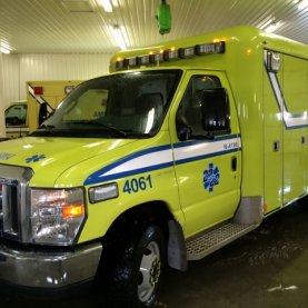 Les ambulanciers sur le point d'être équipés pour intervenir hors route