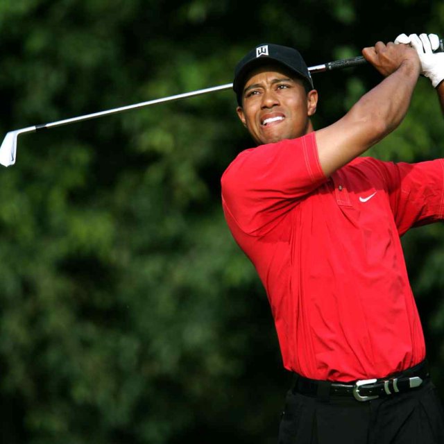 Tiger Woods frappe quelques balles de golf dans un endroit inusité!