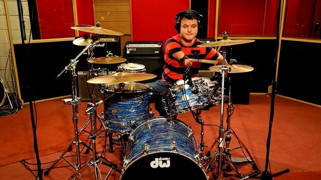 Un jeune batteur handicapé impressionne