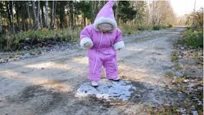 Une petite fille russe découvre le froid et la glace...