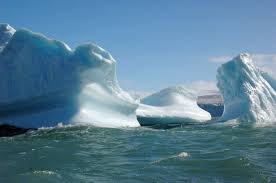 Wakeboard parmi les icebergs