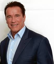 Arnold Schwarzenegger joue l'employé de gym pour une bonne cause!
