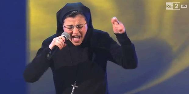 Une bonne soeur italienne met le feu sur le plateau de The Voice Italie !