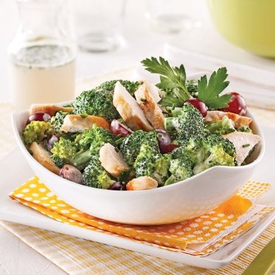 5 ingrédients/15 minutes: salade de brocoli au poulet et raisins