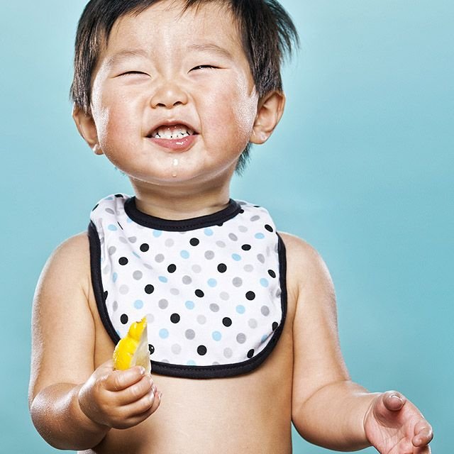 Des bébés découvrent le jus de citron