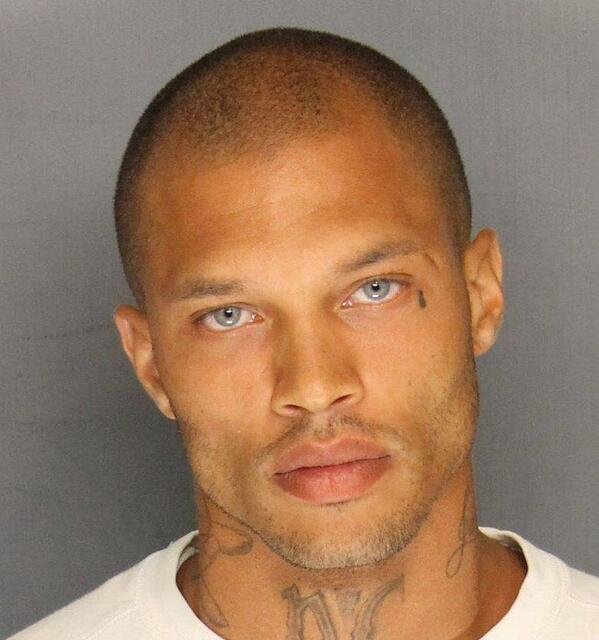 Un prisonnier tellement beau, qu'il devient mannequin!