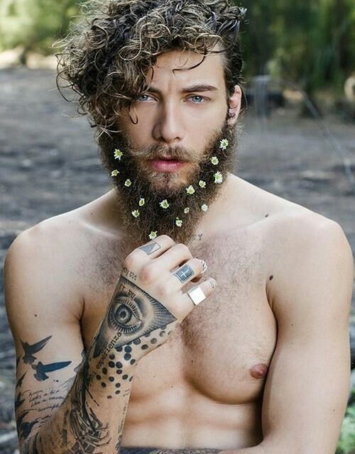 La mode de l’été 2014 – Se mettre des fleurs dans sa grosse grosse barbe pour séduire les filles
