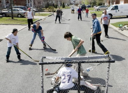 Interdit de jouer au hockey dans la rue
