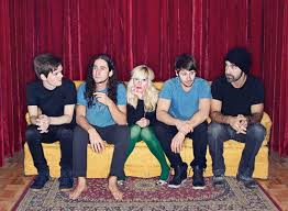 La formation Walk Off The Earth chante «Happy»