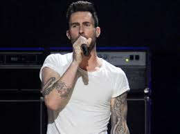 Adam Levine reprend la chanson « Happy »