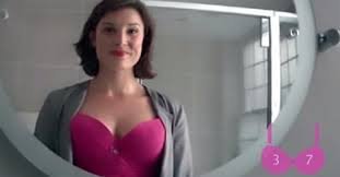 Une caméra dans son décolleté !