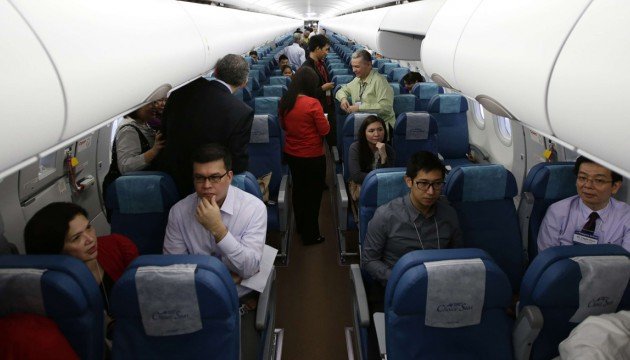 Une hôtesse de l'air se venge de passagers insupportables !