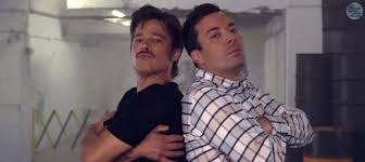 Brad Pitt défie Jimmy Fallon dans une battle de breakdance