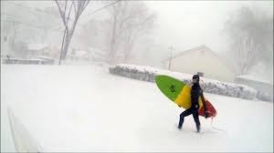 Surfer dans la tempête !!