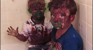 Un père a le fou rire en disputant ses fils couverts de peinture