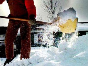 Pour éviter les maux de dos en pelletant de la neige
