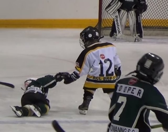 BUZZ : 2 fillettes au hockey
