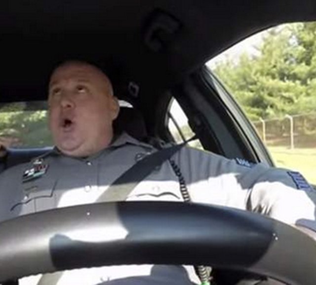 BUZZ : ce policier est TRÈS divertissant !