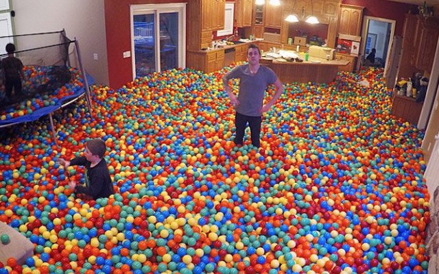 BUZZ : il rempli sa maison de balles