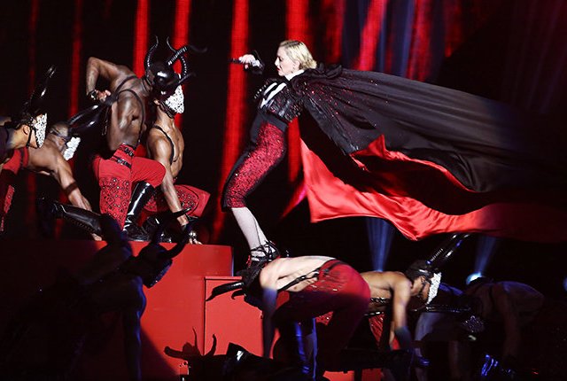 BUZZ : la spectaculaire plonge de Madonna