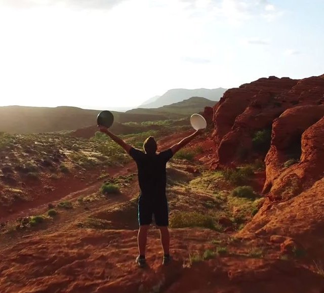 Spectaculaires trucs de frisbee dans le désert