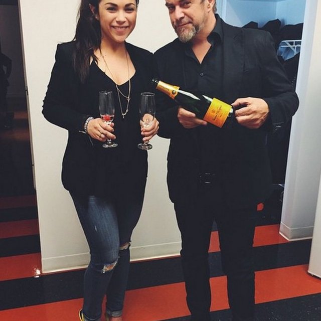 Beth, la fille de Sylvain Cossette présente sa première chanson, «Prismacolore»