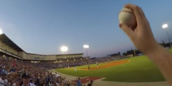 Vidéo : Un partisan attrape une balle à main nue