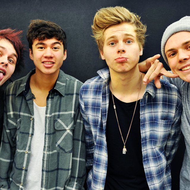 Le guitariste de 5SOS en feu ! (Non, ce n'est pas une expression)