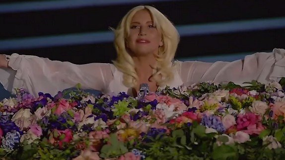 Lady Gaga chante «Imagine» de John Lennon
