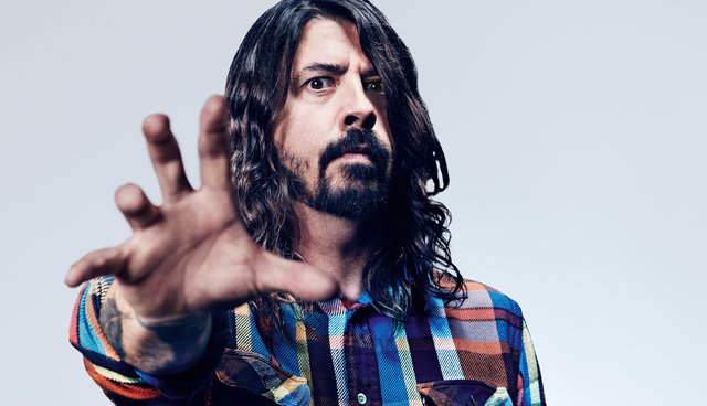 Dave Grohl revient sur scène la jambe fracturé