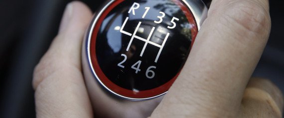 La conduite de voitures manuelles en baisse constante au Canada