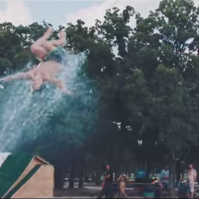 Vidéo BUZZ : La glissade d'eau revue et corrigé 