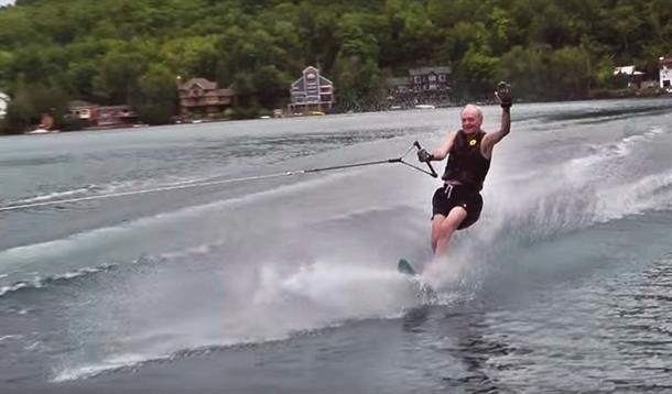 Jean Chrétien en ski nautique!