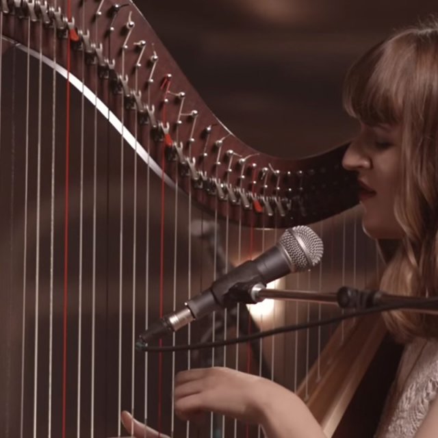 Une chanteuse et harpiste montréalaise remarquée par Taylor Swift