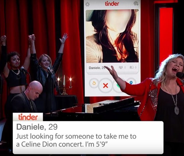 Kelly Clarkson chante des profils Tinder!