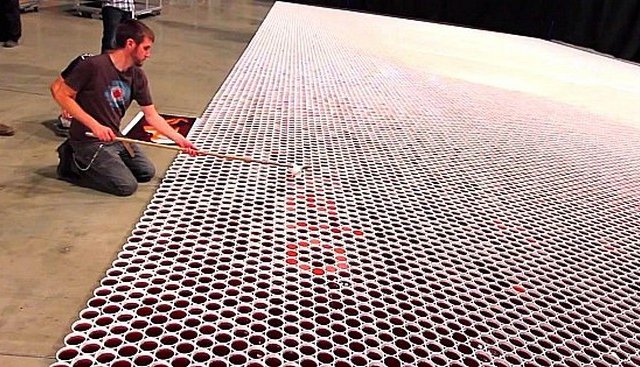 Une oeuvre réalisée avec 66 000 gobelets en carton