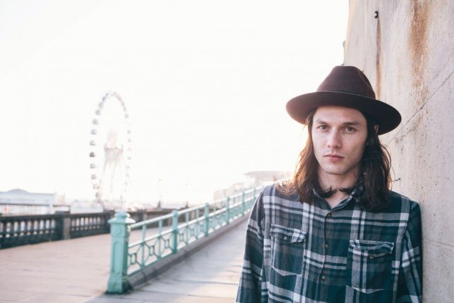 James Bay surprend deux de ses grandes fans!