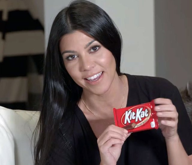 La façon de manger une Kit Kat.selon Kourtney Kardashian