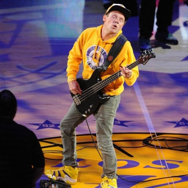 Flea des Red Hot Chili Peppers fait un hymne national malaisant!