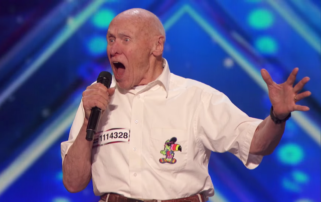 Un octogénaire chante avec Drowning Pool