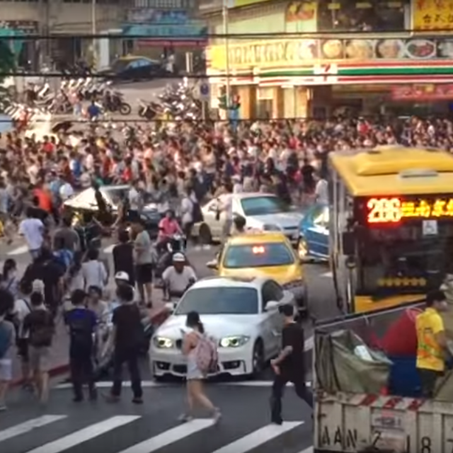 UN POKEMON RARE ATTIRE UNE FOULE MONSTRE