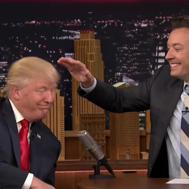 Jimmy Fallon se gâte avec les cheveux de Donald Trump!