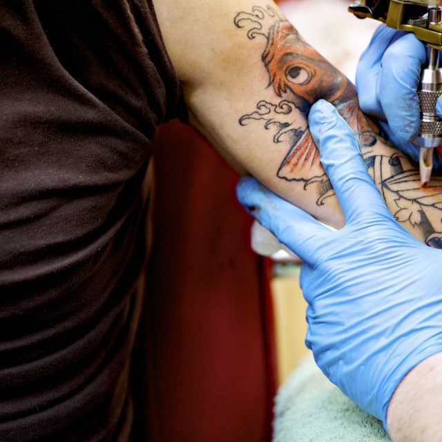 Quelles sont les parties du corps des hommes que les femmes aiment voir tatouées?