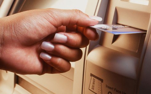 Les frais de plus en plus nombreux pour retirer son argent 