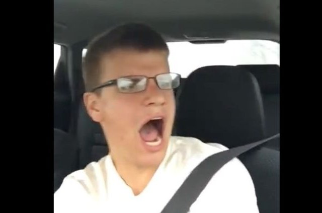 IL CHANTE EN AUTO, SE FILME ET FAIT UN ACCIDENT...