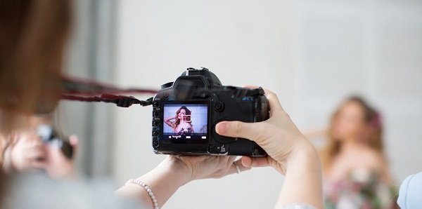 La mention « photographie retouchée» sera obligatoire en France