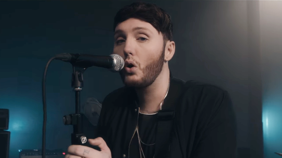 James Arthur dresse le portrait d'une famille dans un clip touchant : "Safe Inside"