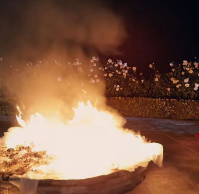 Mariah Carey a décidé de brûler sa robe de mariée!