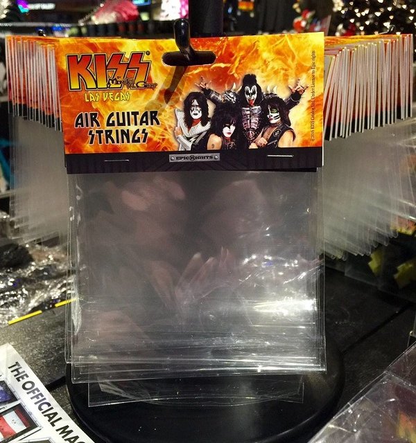 Le groupe Kiss vend des cordes de «air guitar»