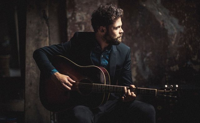 Passenger propose un super Mashup de sa chanson «Let Her Go» pour rendre hommage à ses fans!